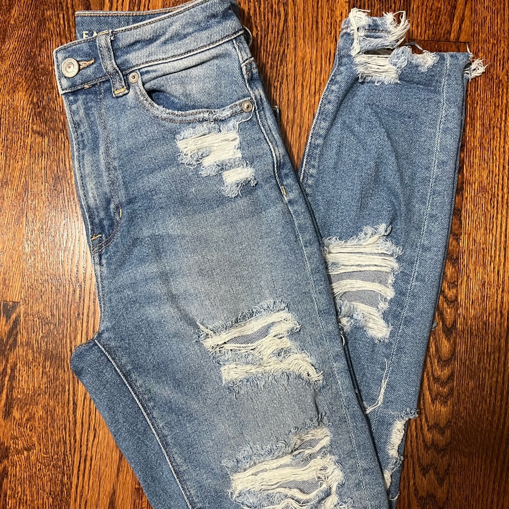 SOLD. american eagle mom jeans. light washed & stretchy.
